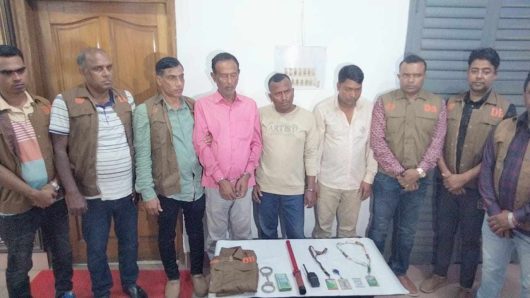 রাজধানীর কেরানীগঞ্জে তিন ভুয়া ডিবি পুলিশ গ্রেফতার