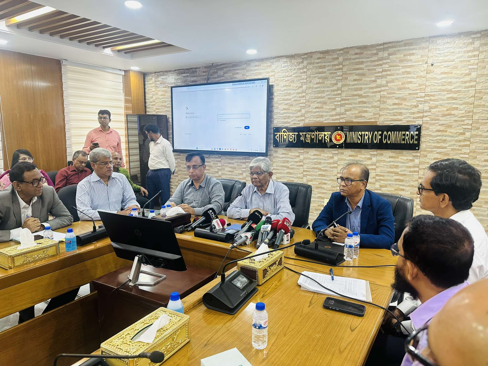 জনসাধারনের জন্য বাজার সুখকর করতে কাজ করছি : বাণিজ্য উপদেষ্টা