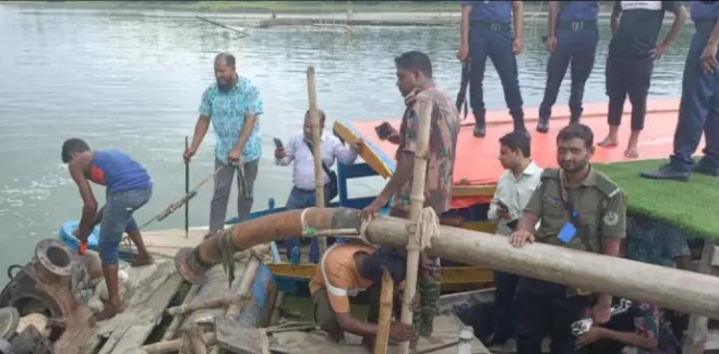 সিলেটের জাফলংয়ে অবৈধভাবে বালুবোঝাই নৌকা ও ড্রেজার মেশিন ধ্বংস