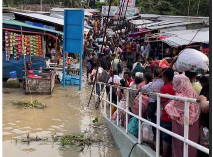 জোয়ারের পানিতে তলিয়ে গেছে ভোলার ইলিশা-লক্ষ্মীপুর-ঢাকা লঞ্চ ঘাটের গ্যাংওয়ে